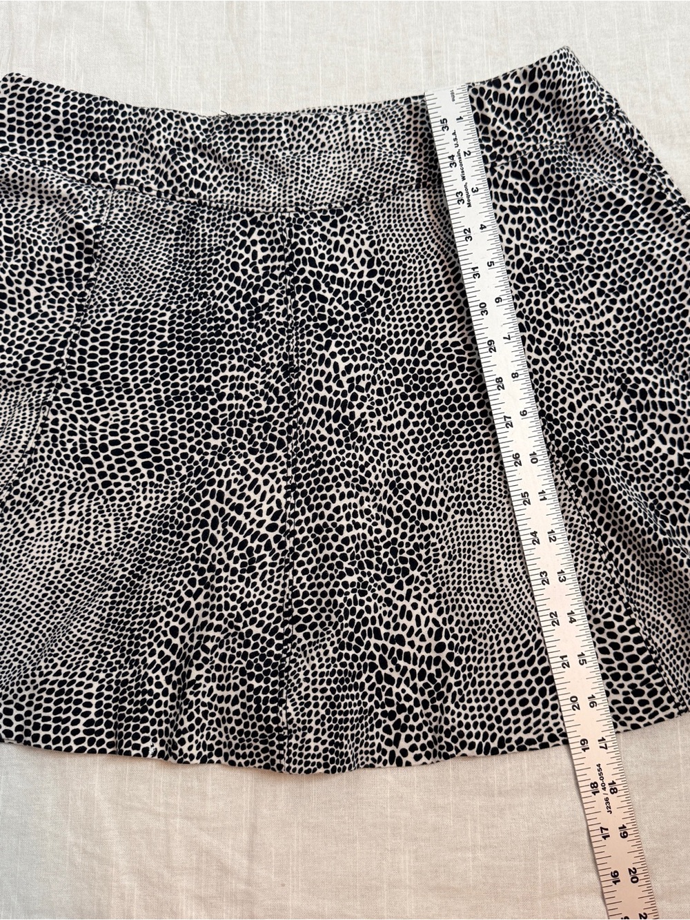 J. McLaughlin Black White Abstract Animal Dot Flare Skirt Size L EUC - Picture 4 of 6